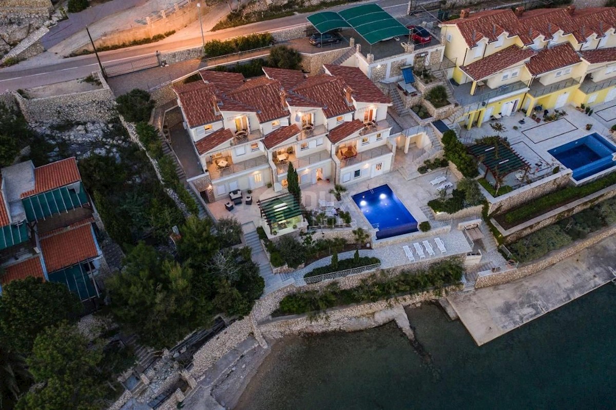 ISOLA DI PAG, VIDALIĆI - Spaziosa villa con appartamenti, 1a fila al mare