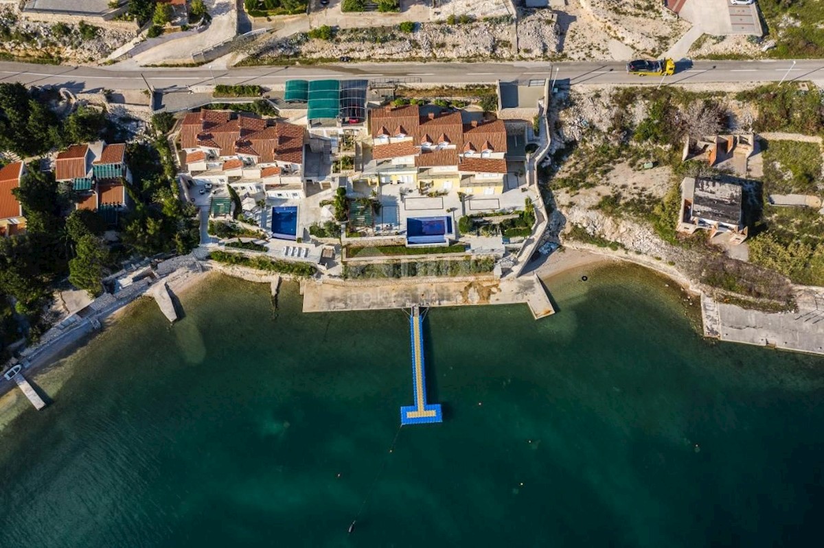 ISOLA DI PAG, VIDALIĆI - Spaziosa villa con appartamenti, 1a fila al mare