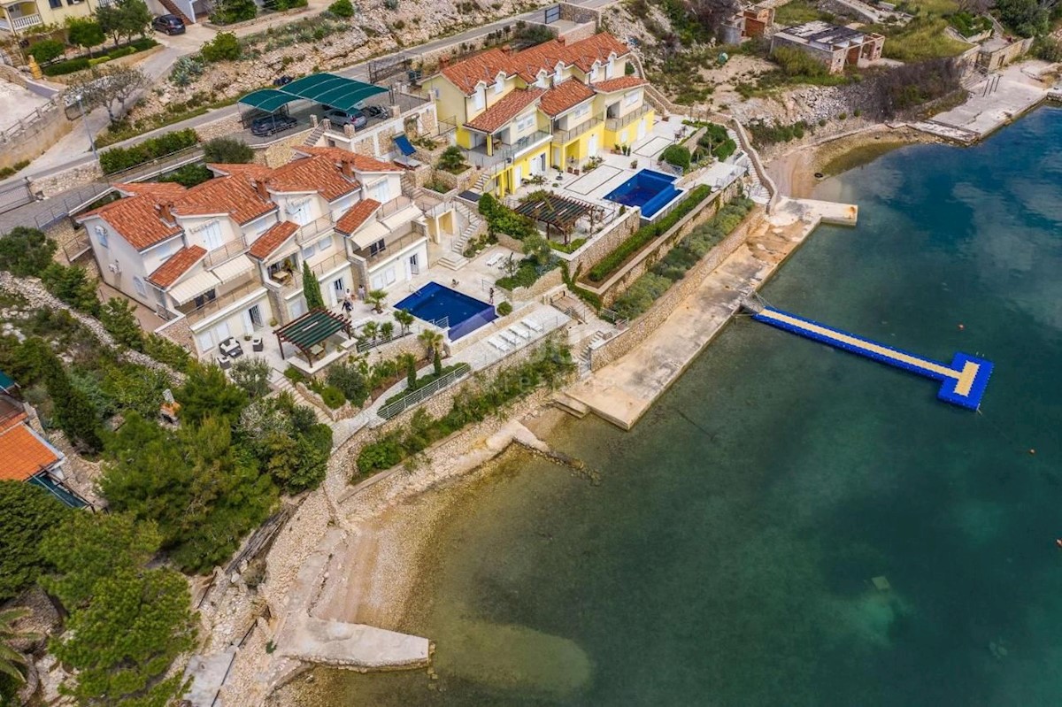 ISOLA DI PAG, VIDALIĆI - Spaziosa villa con appartamenti, 1a fila al mare