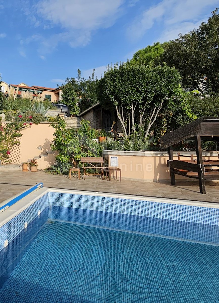 KOSTRENA - Villa con piscina in stile balneare