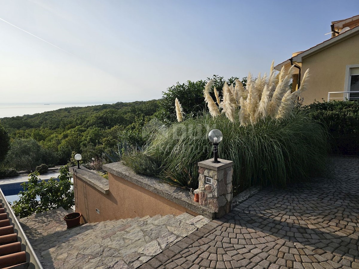 KOSTRENA - Villa con piscina in stile balneare