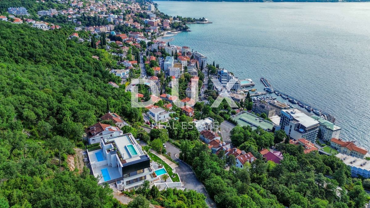 ABBAZIA, CENTRO - appartamento per signori in un lussuoso edificio nuovo sopra il centro di Abbazia con garage, vista panoramica sul mare
