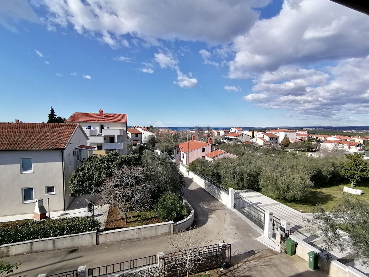 ISTRIA, ŠTINJAN - Appartamento su due piani con vista sul mare!