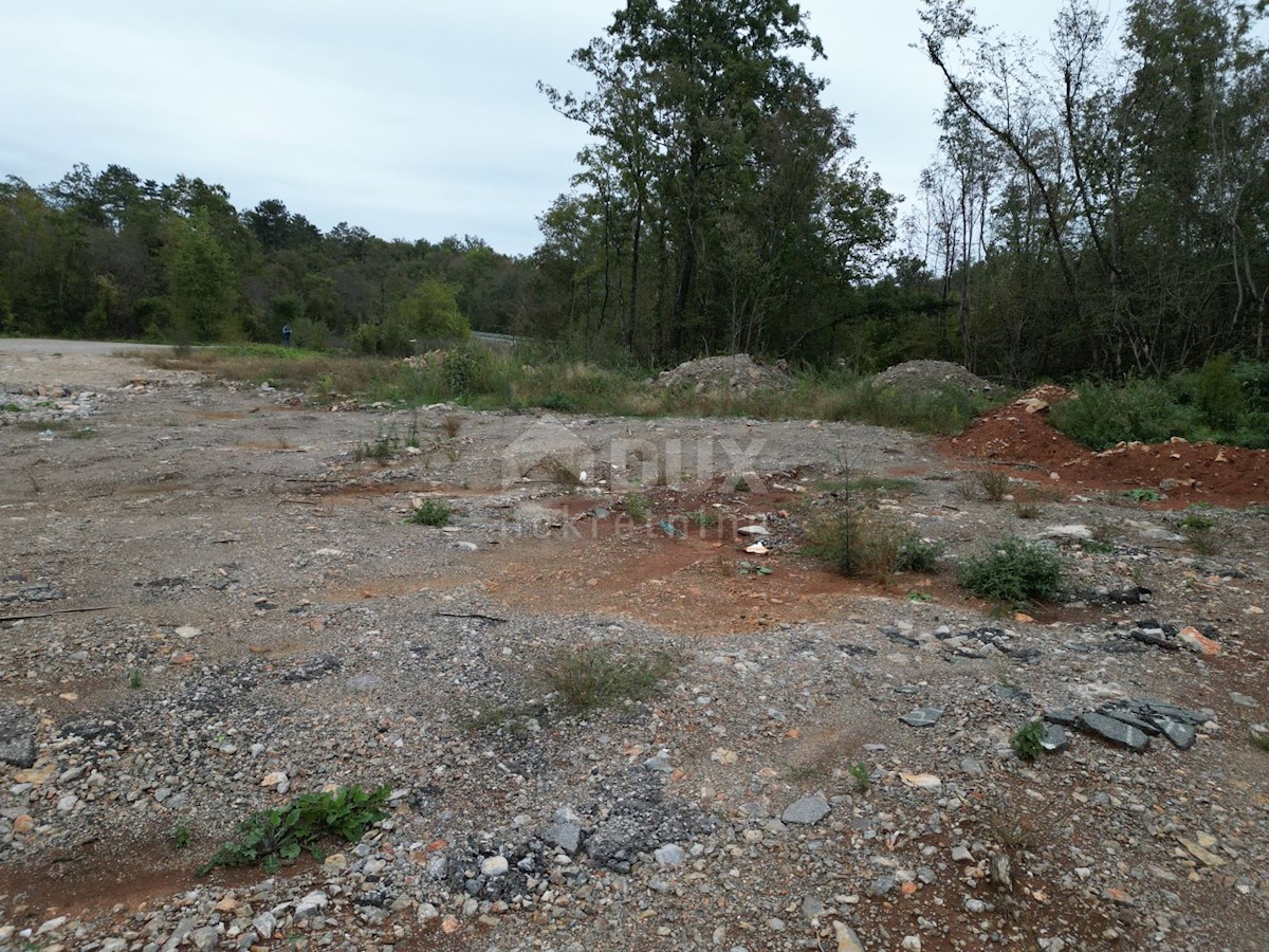 MATULJI, JURDANI, MALI BRGUD- terreno edificabile 17065 m2 (9000 m2 di costruzione) edificio residenziale - appartamenti o edificio commerciale-residenziale/ sala/ edificio commerciale/ porto turistico/ magazzino aperto