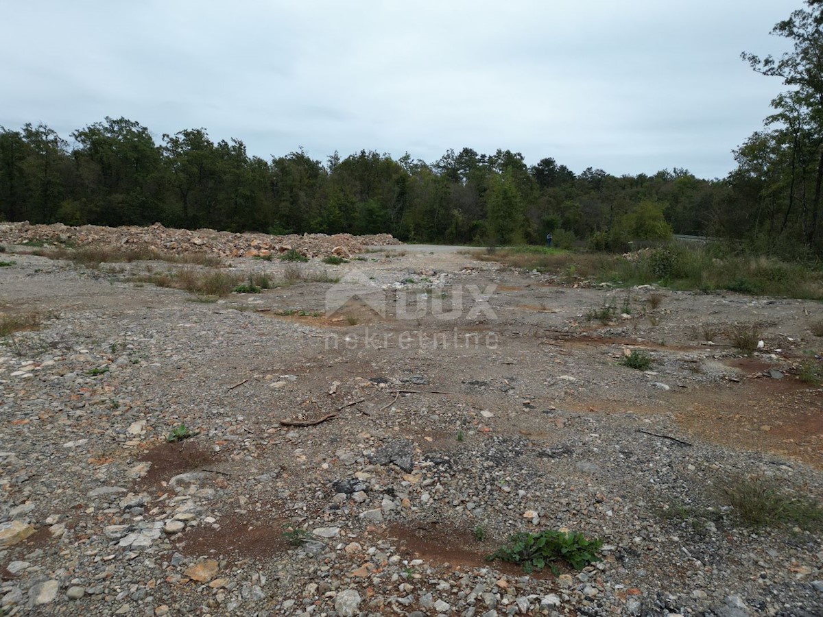 MATULJI, JURDANI, MALI BRGUD- terreno edificabile 17065 m2 (9000 m2 di costruzione) edificio residenziale - appartamenti o edificio commerciale-residenziale/ sala/ edificio commerciale/ porto turistico/ magazzino aperto