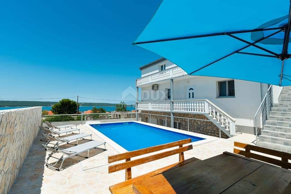 ZADAR, GORNJI KARIN - Casa moderna con piscina e vista mare