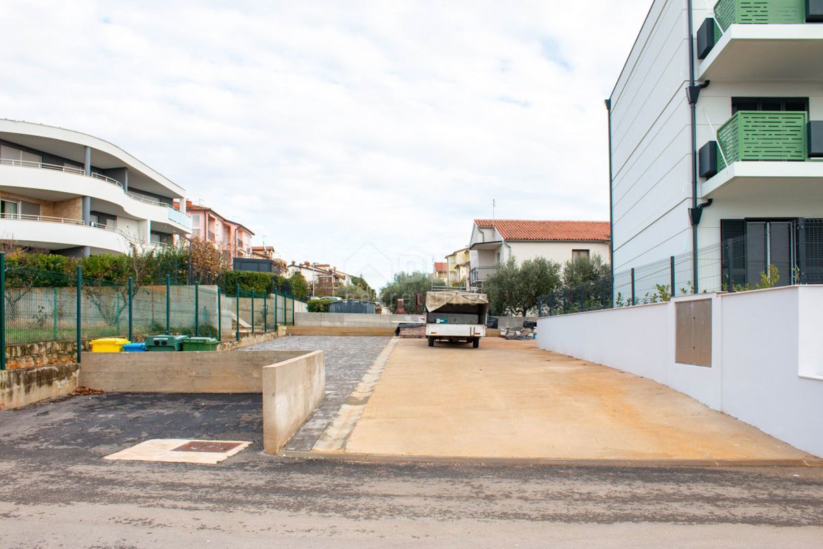 ISTRIA, NOVIGRAD - Appartamento al piano terra con ampio giardino, vicino al mare!