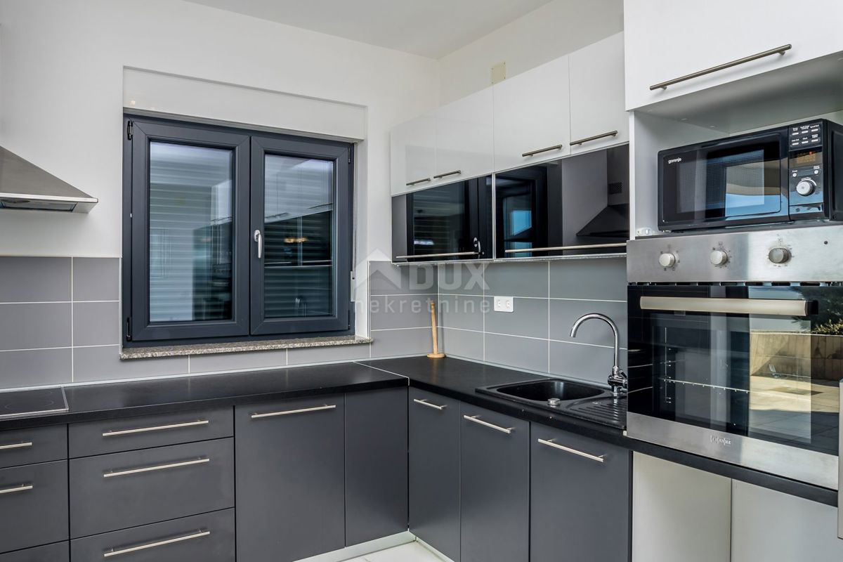 CRIKVENICA - Una spaziosa villa con vista panoramica sul mare!