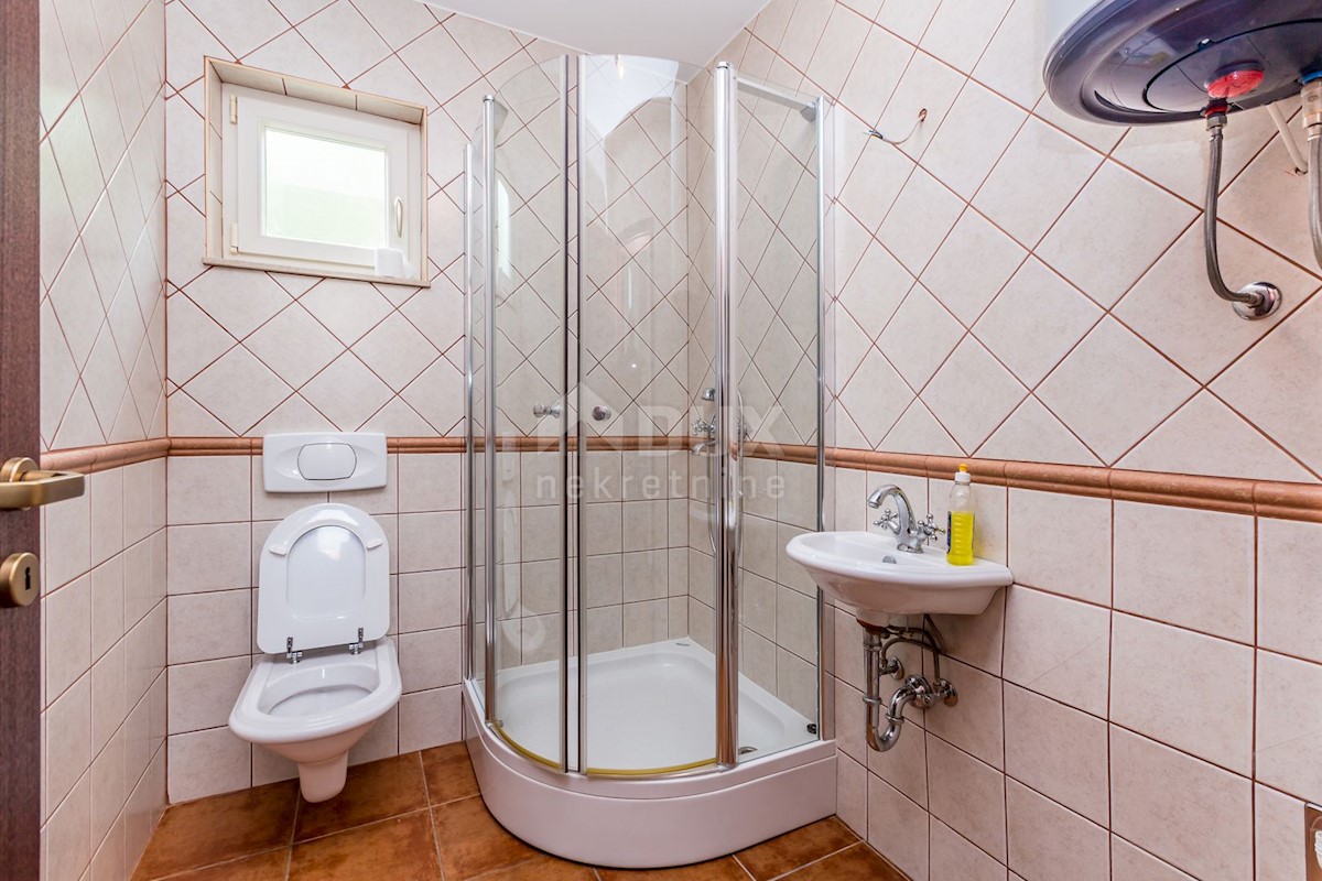 ISOLA DI KRK, vicino a Dobrinje - Casa con piscina e bellissimo giardino paesaggistico