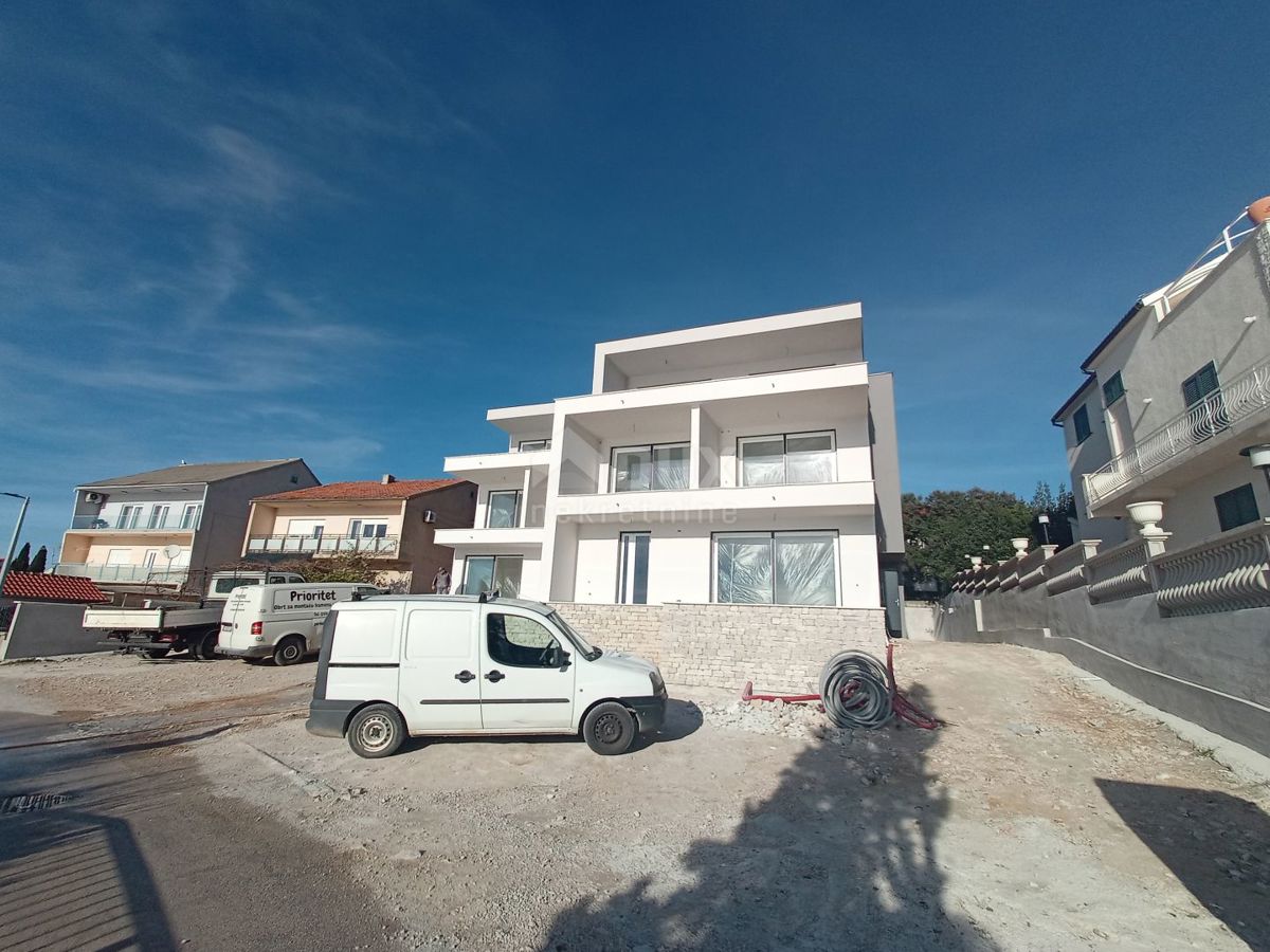 ŠIBENIK, BRODARICA - Appartamento con giardino in una nuova costruzione, prima fila al mare