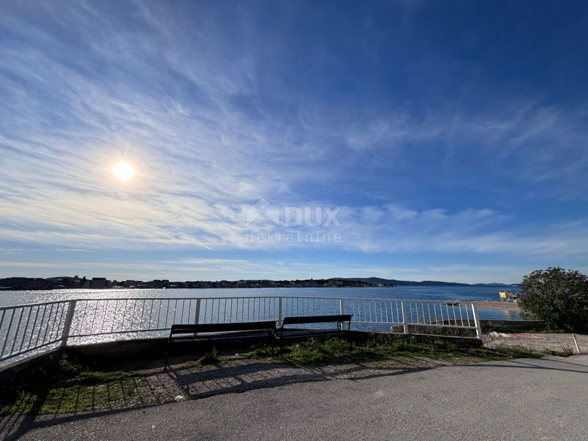 ŠIBENIK, BRODARICA - Appartamento con giardino in una nuova costruzione, prima fila al mare