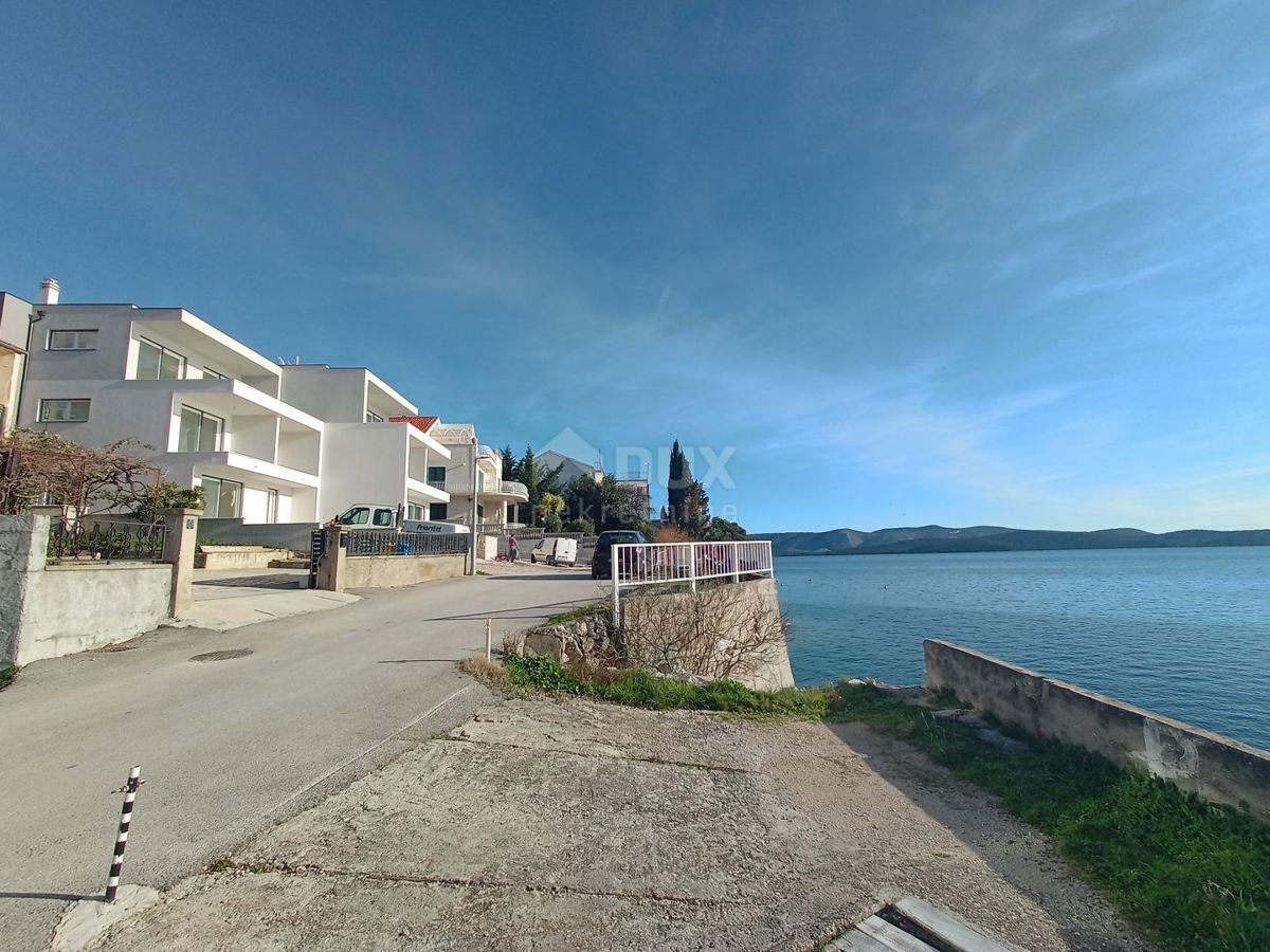 ŠIBENIK, BRODARICA - Appartamento con giardino in una nuova costruzione, prima fila al mare