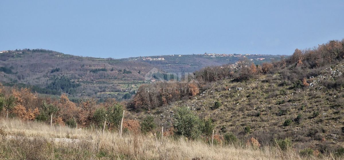 ISTRIA, BUJE - Casa con due unità abitative, ciascuna con la propria piscina e una bellissima vista