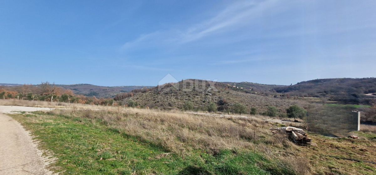 ISTRIA, BUJE - Casa con due unità abitative, ciascuna con la propria piscina e una bellissima vista