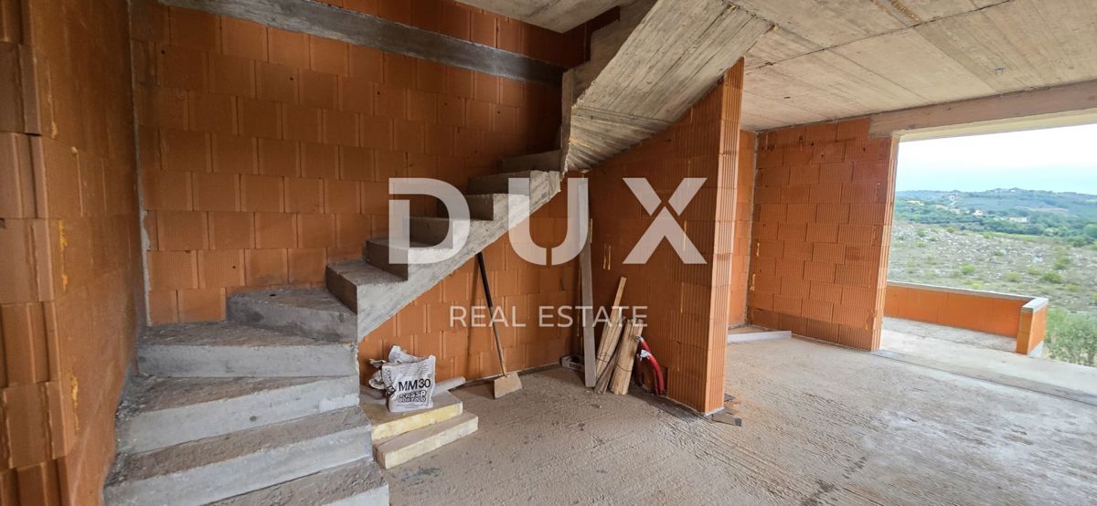 ISTRIA, BUJE - Casa con due unità abitative, ciascuna con la propria piscina e una bellissima vista