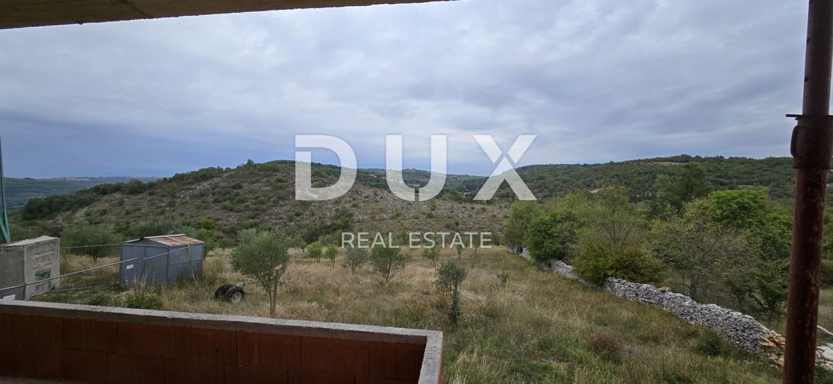 ISTRIA, BUJE - Casa con due unità abitative, ciascuna con la propria piscina e una bellissima vista