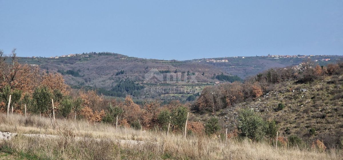 ISTRIA, BUJE - Casa con due unità abitative, ciascuna con la propria piscina e una bellissima vista