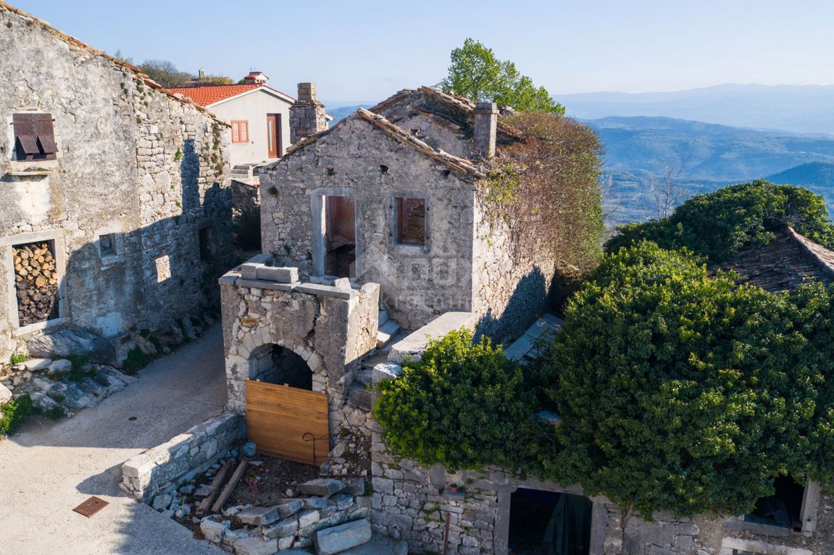 ISTRIA, PIĆAN - 3 case di fila da ristrutturare con giardino, vista panoramica, opportunità!