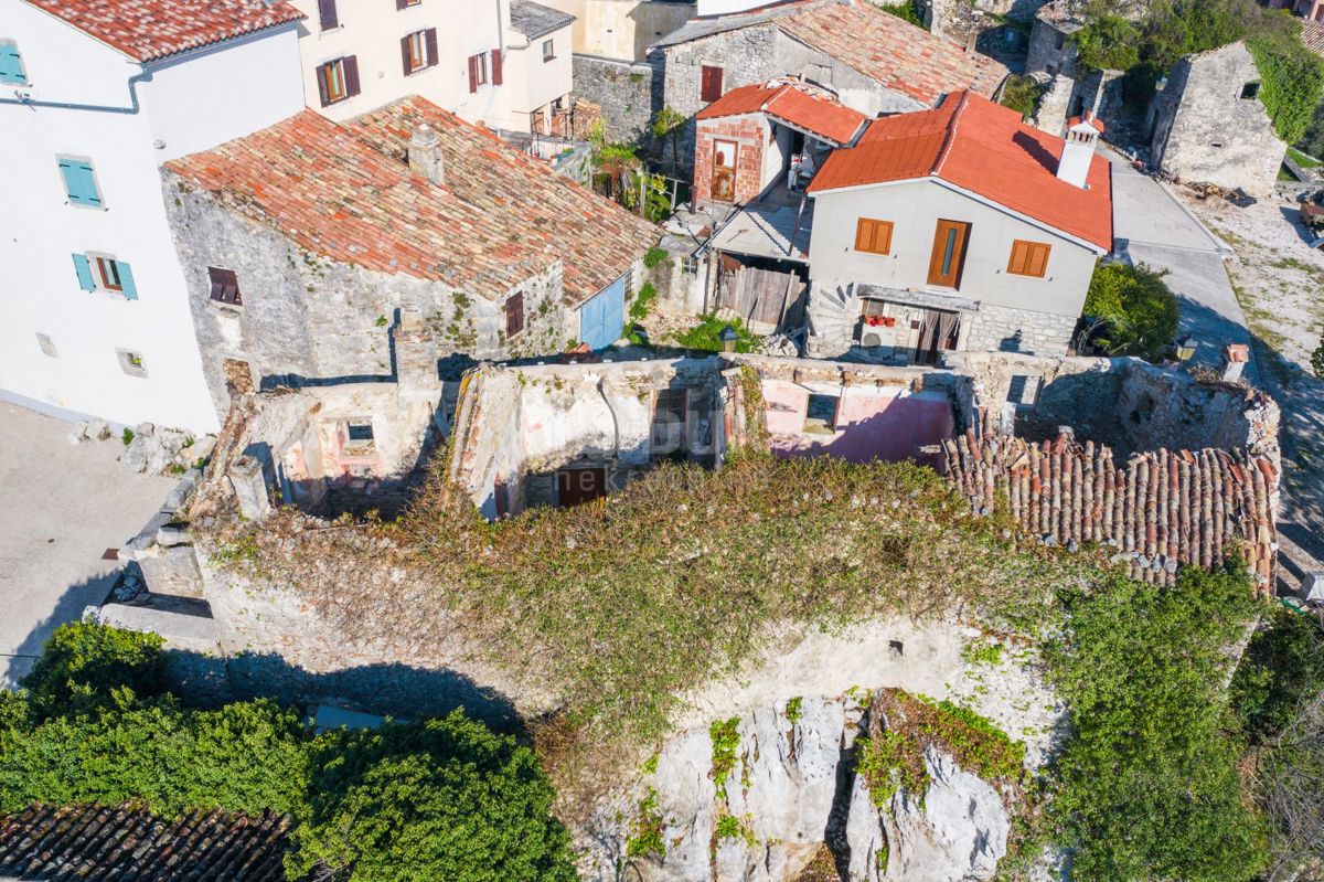 ISTRIA, PIĆAN - 3 case di fila da ristrutturare con giardino, vista panoramica, opportunità!