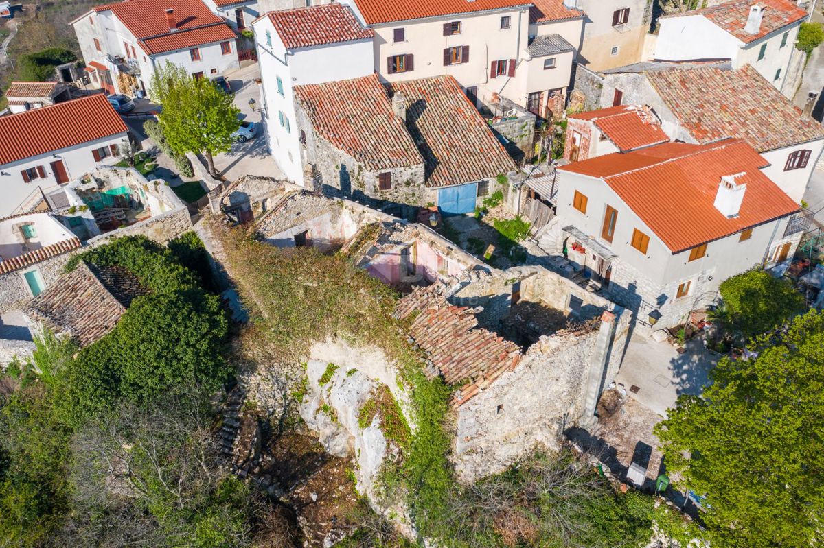 ISTRIA, PIĆAN - 3 case di fila da ristrutturare con giardino, vista panoramica, opportunità!