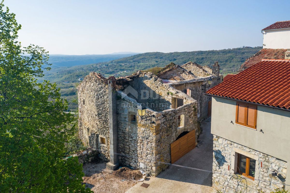 ISTRIA, PIĆAN - 3 case di fila da ristrutturare con giardino, vista panoramica, opportunità!