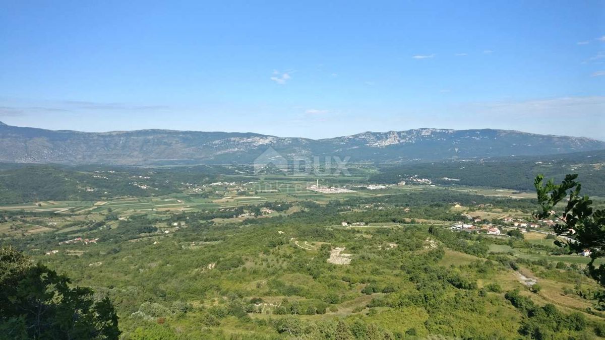 ISTRIA, PIĆAN - 3 case di fila da ristrutturare con giardino, vista panoramica, opportunità!