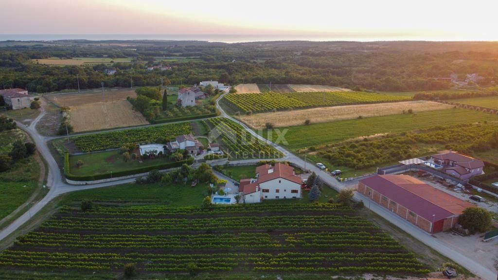 ISTRIA, BRTONIGLA - Lussuosa villa bifamiliare in una posizione idilliaca 