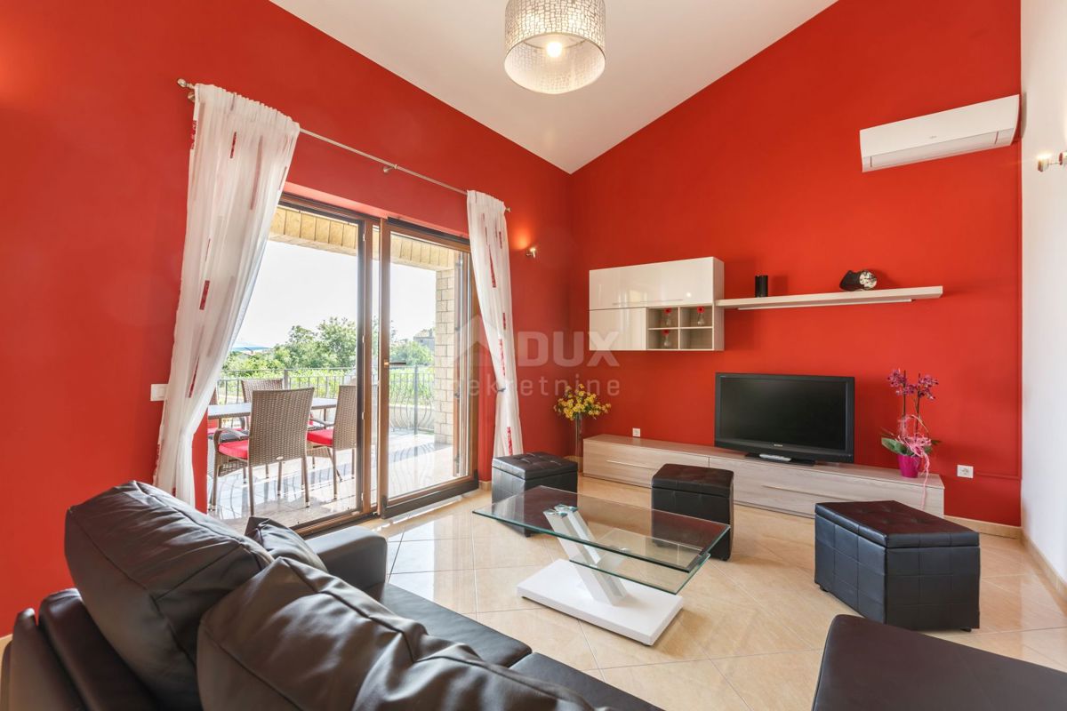 POREČ- KAŠTELIR, LABINCI- villa urbana, 110 m2, ideale in affitto!