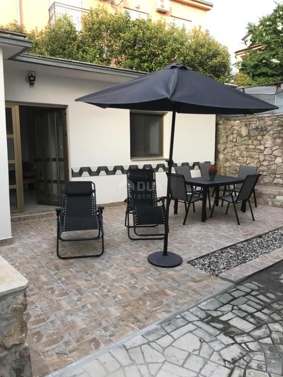 CRIKVENICA, JADRANOVO - bella casa con cinque appartamenti