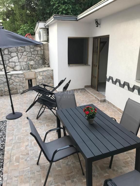 CRIKVENICA, JADRANOVO - bella casa con cinque appartamenti