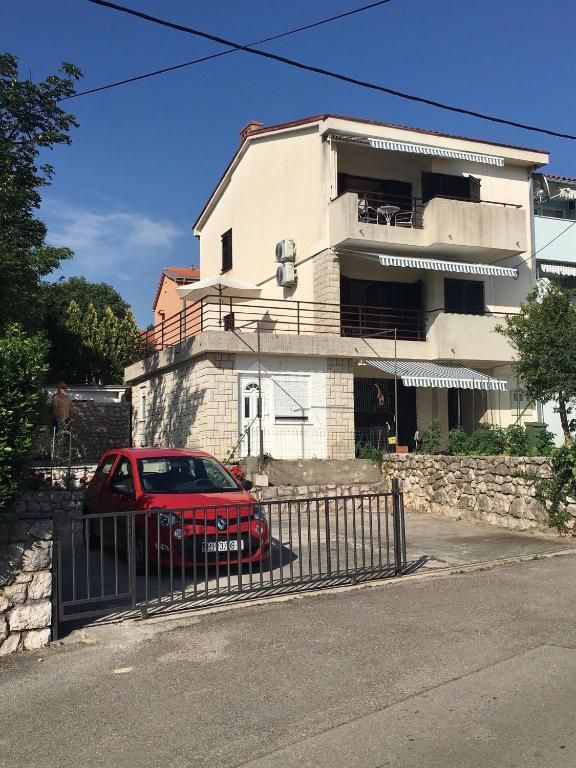CRIKVENICA, JADRANOVO - bella casa con cinque appartamenti