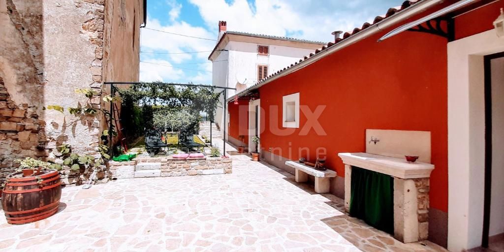 ISTRIA, MOTOVUN - casa nel centro di Montona con due appartamenti e cortile