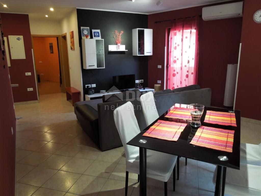 ISTRIA, MOTOVUN - casa nel centro di Montona con due appartamenti e cortile