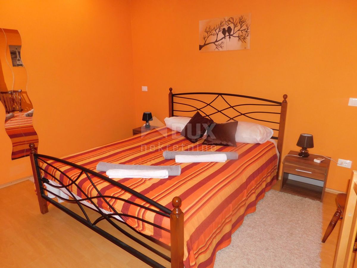 ISTRIA, MOTOVUN - casa nel centro di Montona con due appartamenti e cortile