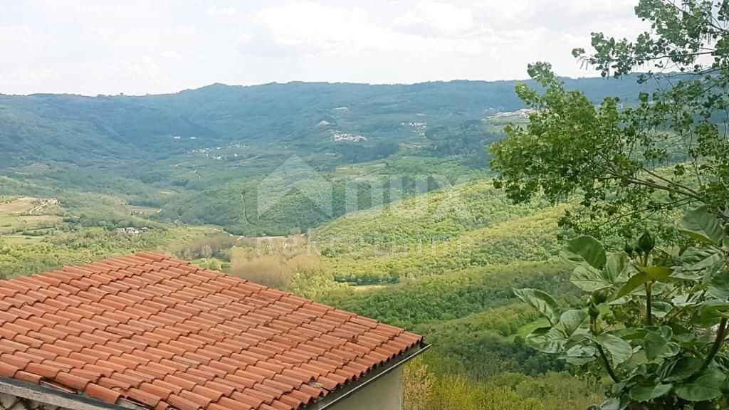 ISTRIA, MOTOVUN - casa nel centro di Montona con due appartamenti e cortile