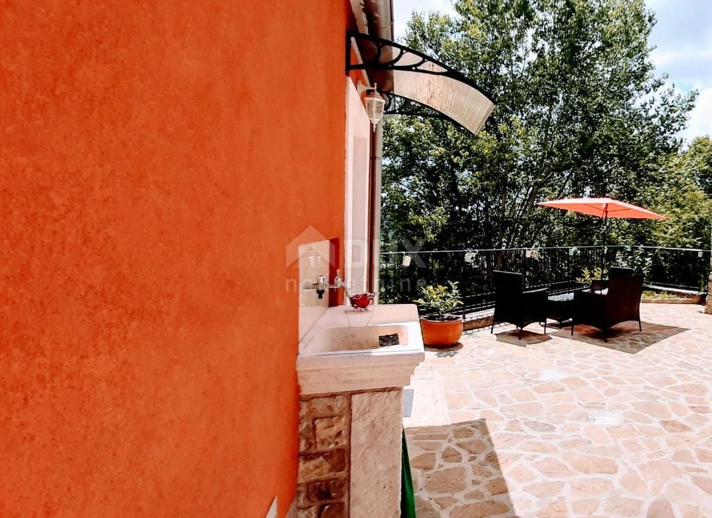 ISTRIA, MOTOVUN - casa nel centro di Montona con due appartamenti e cortile