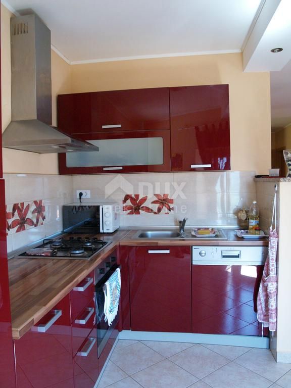 ISTRIA, MOTOVUN - casa nel centro di Montona con due appartamenti e cortile