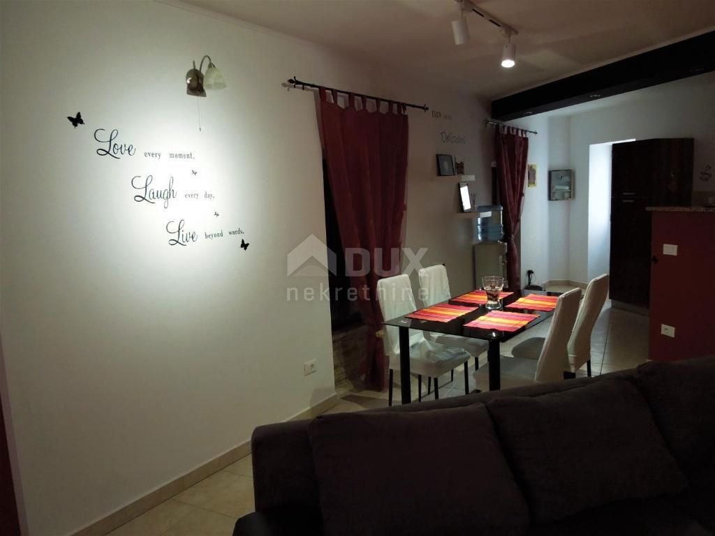 ISTRIA, MOTOVUN - casa nel centro di Montona con due appartamenti e cortile