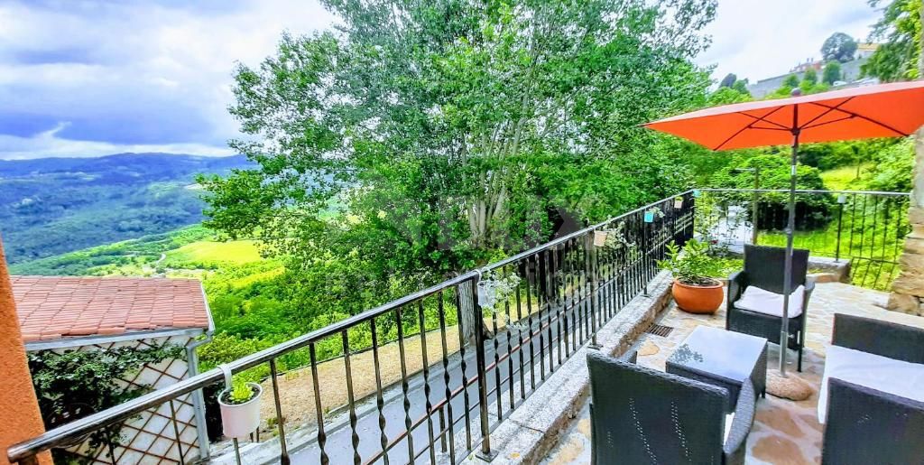 ISTRIA, MOTOVUN - casa nel centro di Montona con due appartamenti e cortile