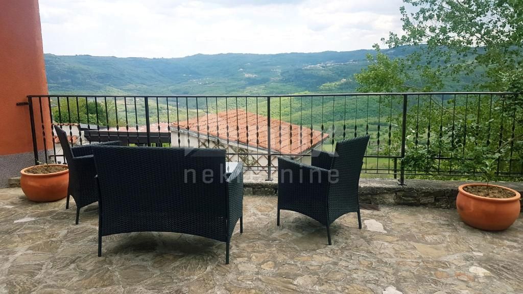 ISTRIA, MOTOVUN - casa nel centro di Montona con due appartamenti e cortile