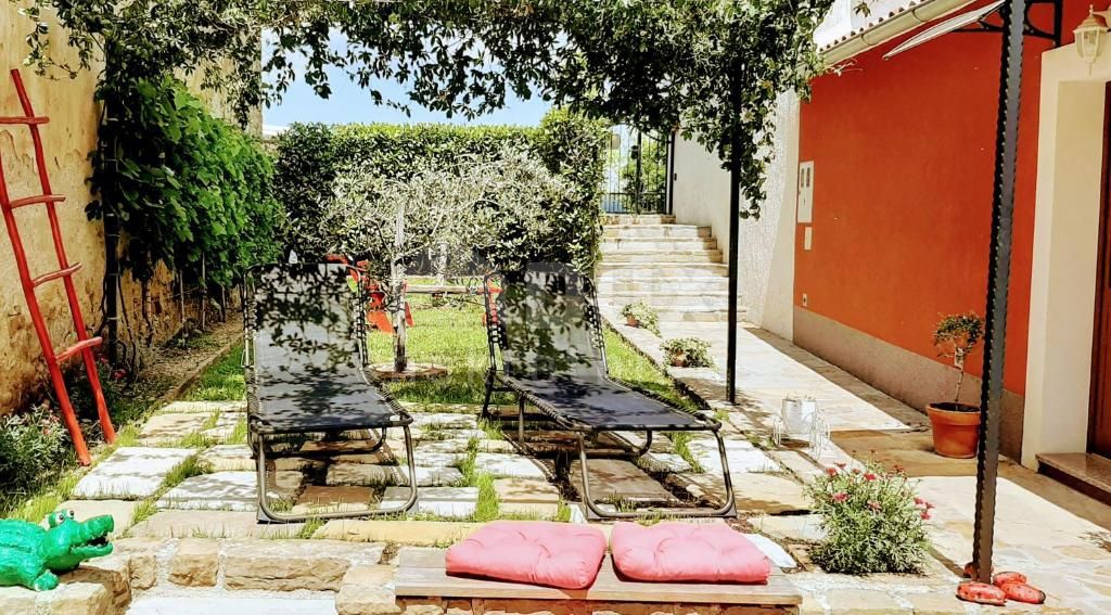 ISTRIA, MOTOVUN - casa nel centro di Montona con due appartamenti e cortile