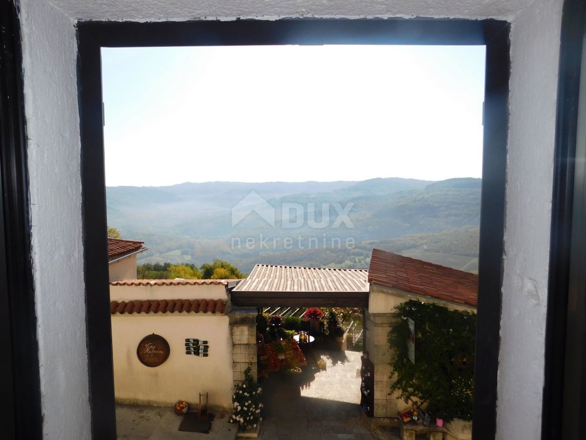 ISTRIA, MOTOVUN - casa nel centro di Montona con due appartamenti e cortile