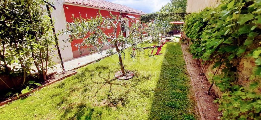 ISTRIA, MOTOVUN - casa nel centro di Montona con due appartamenti e cortile