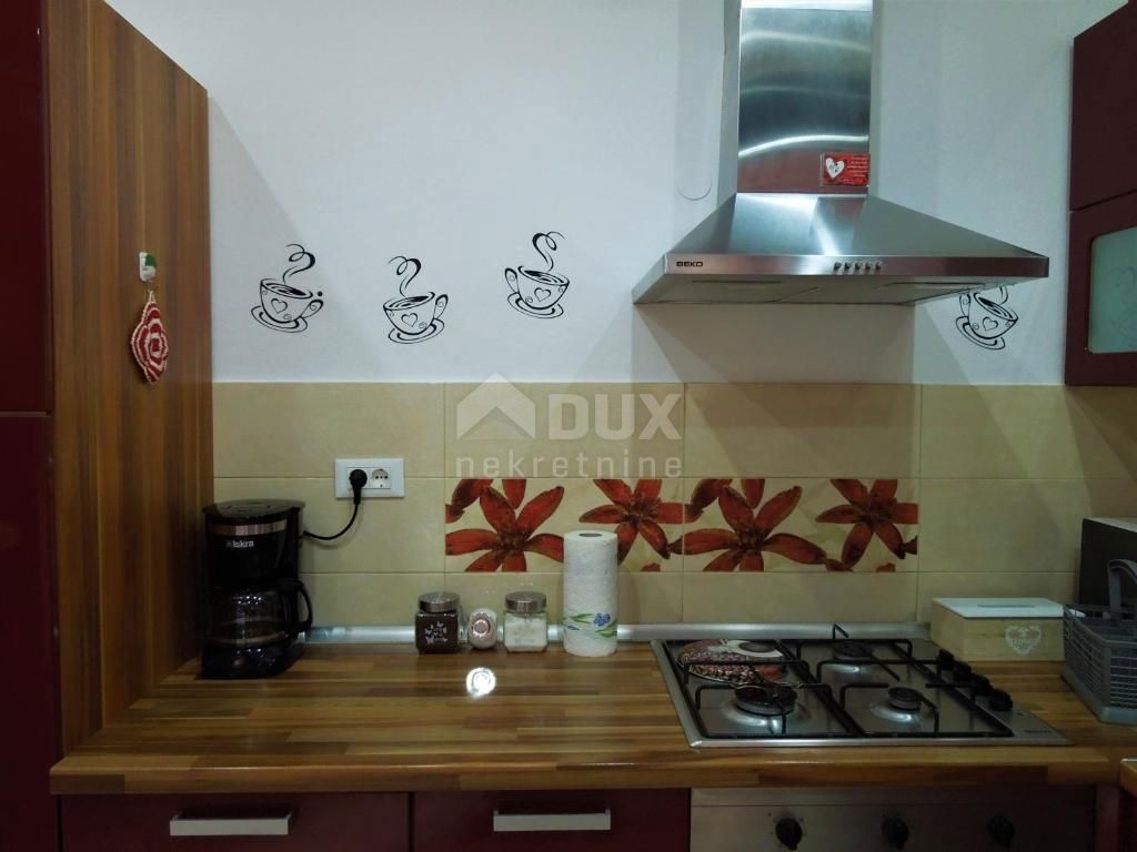 ISTRIA, MOTOVUN - casa nel centro di Montona con due appartamenti e cortile