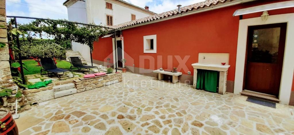 ISTRIA, MOTOVUN - casa nel centro di Montona con due appartamenti e cortile