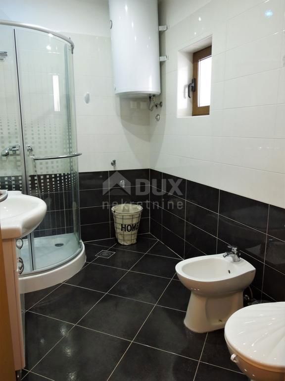 ISTRIA, MOTOVUN - casa nel centro di Montona con due appartamenti e cortile