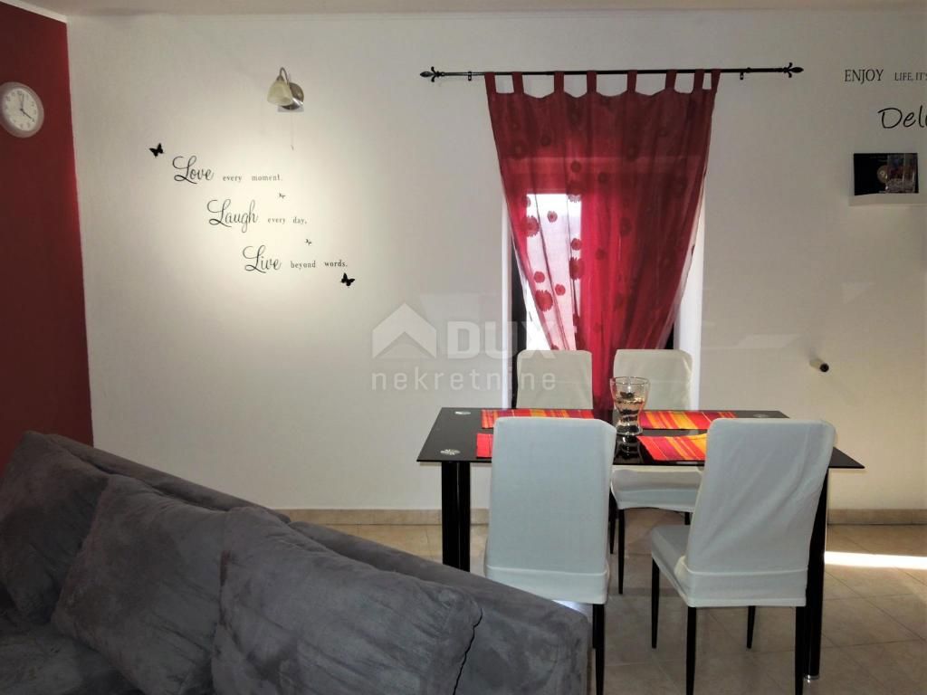 ISTRIA, MOTOVUN - casa nel centro di Montona con due appartamenti e cortile