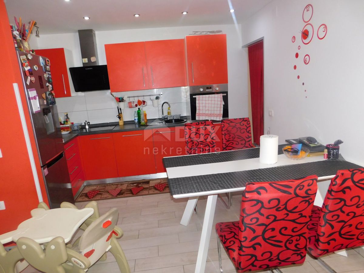 ISTRIA, MOTOVUN - casa nel centro di Montona con due appartamenti e cortile