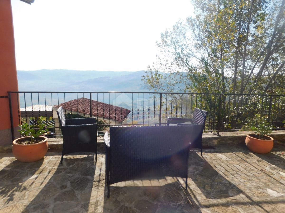 ISTRIA, MOTOVUN - casa nel centro di Montona con due appartamenti e cortile