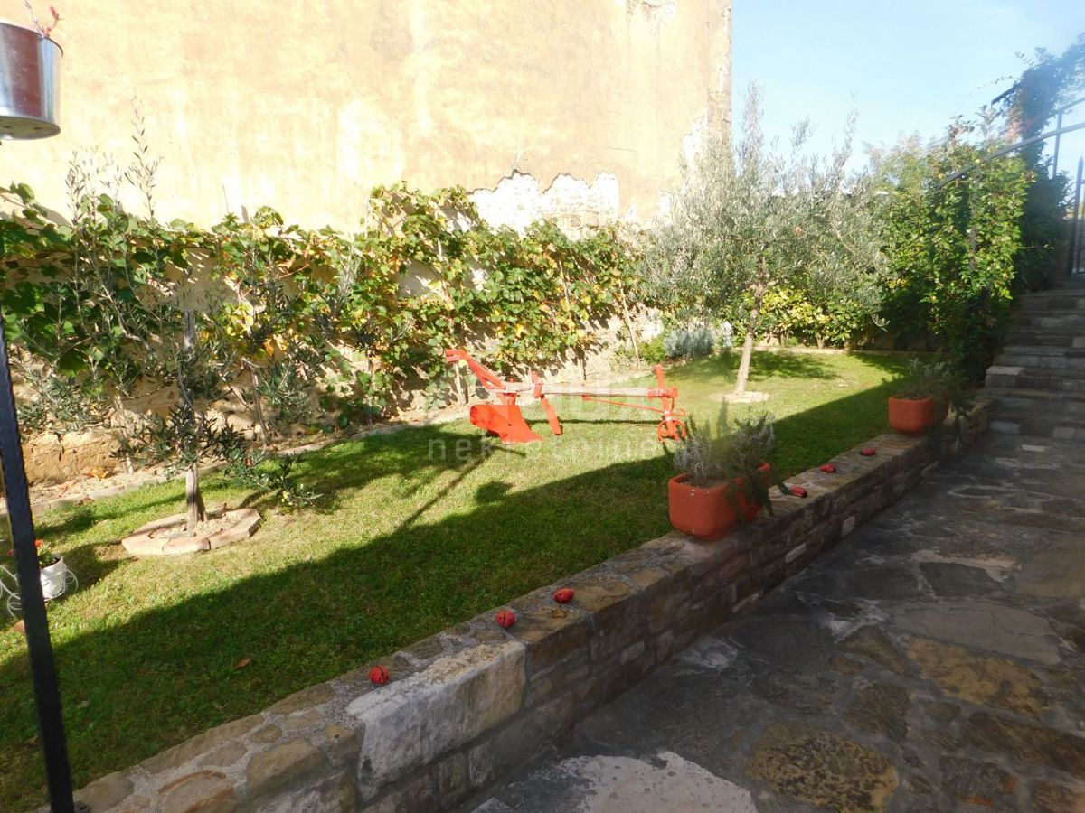 ISTRIA, MOTOVUN - casa nel centro di Montona con due appartamenti e cortile